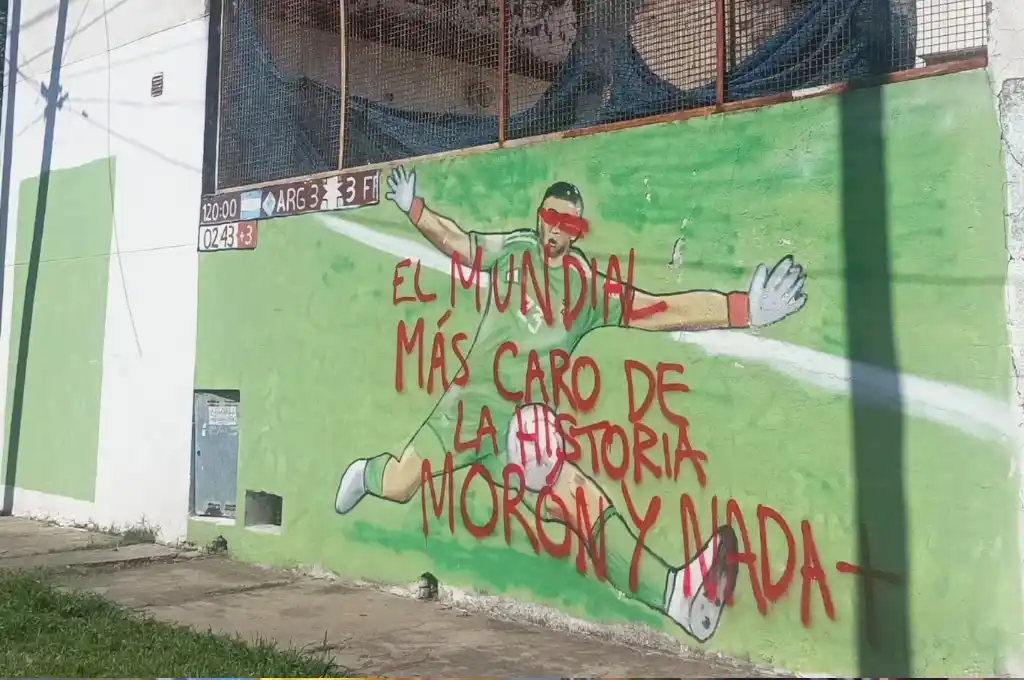 La eliminación de Morón en el Reducido desató la bronca de sus hinchas, que apuntaron contra la Selección y el presidente de la AFA.