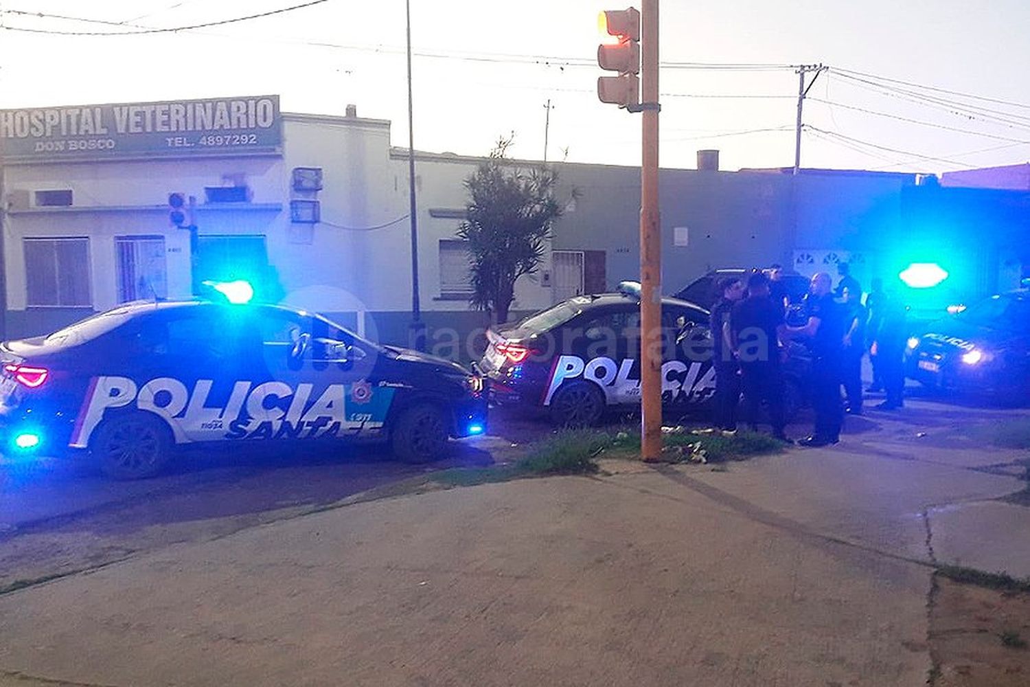 Salió de la iglesia y se encontró con ladrones robando la batería de su auto: lo amenazaron a punta de pistola y huyeron