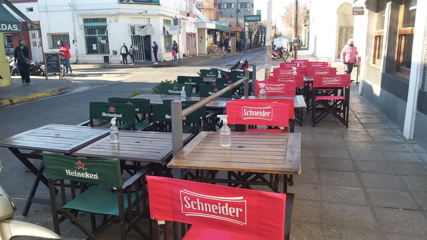 Debate: concejales deciden si los bares y restaurantes pueden usar la calle para instalar decks