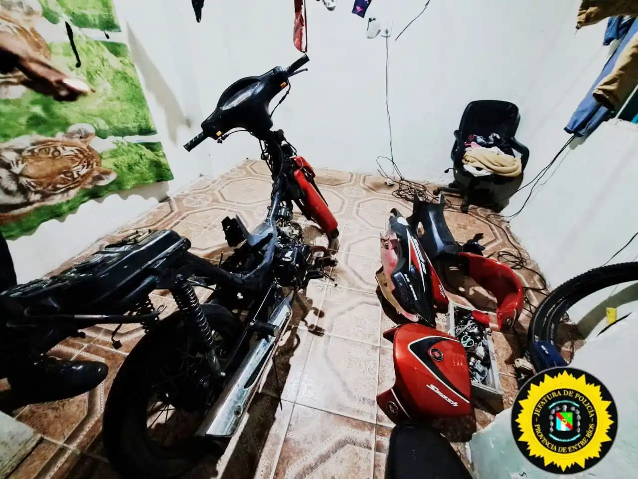 Secuestran drogas y una motocicleta en operativo policial