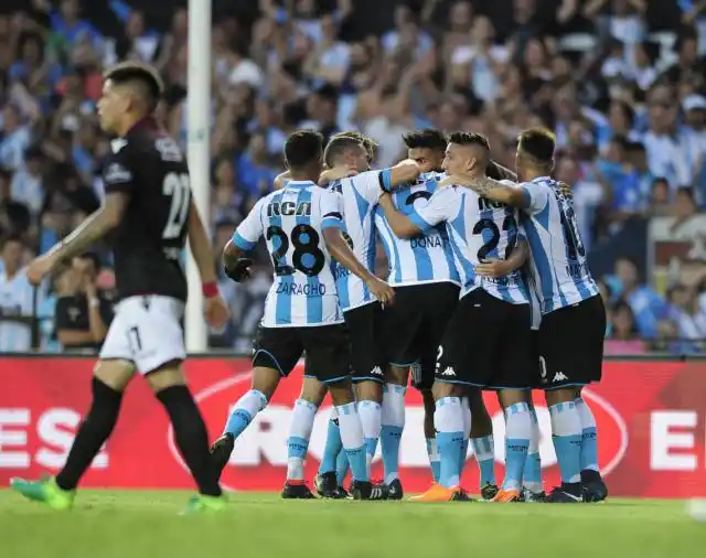 Racing estiró la racha ante Lanús en el Cilindro y escala en la tabla