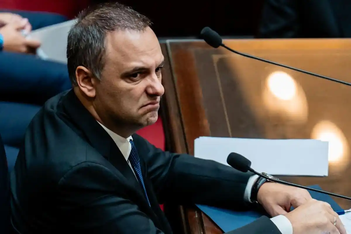La moción de censura es una herramienta institucional prevista en el artículo 101 de la Constitución Nacional, diseñada exclusivamente para el jefe de gabinete.