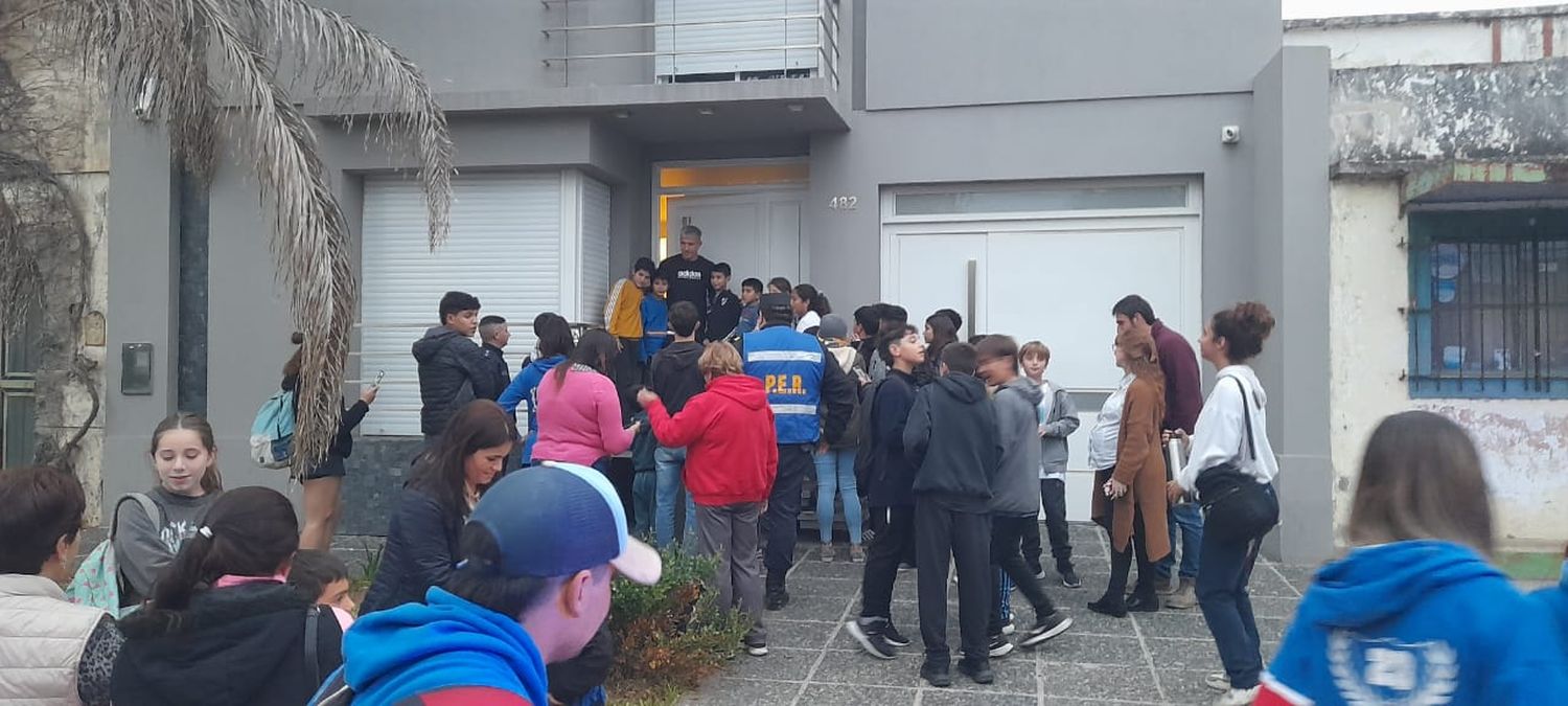Lisandro Martínez realizó visita sorpresa a Gualeguay y se sacó fotos con niños
