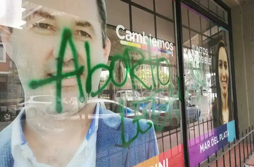 Realizaron pintadas a favor del aborto en el local de Lucas Fiorini