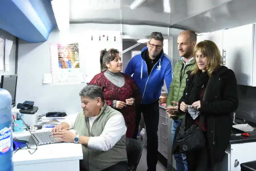 La COASMUDE entregó una notebook para el programa Hay Equipo