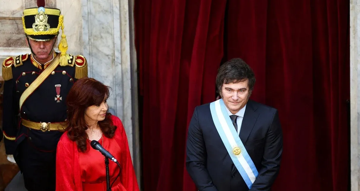 Cara a cara. La foto corresponde a la toma del poder por parte de Milei, en diciembre de 2023. Crédito: Reuters.