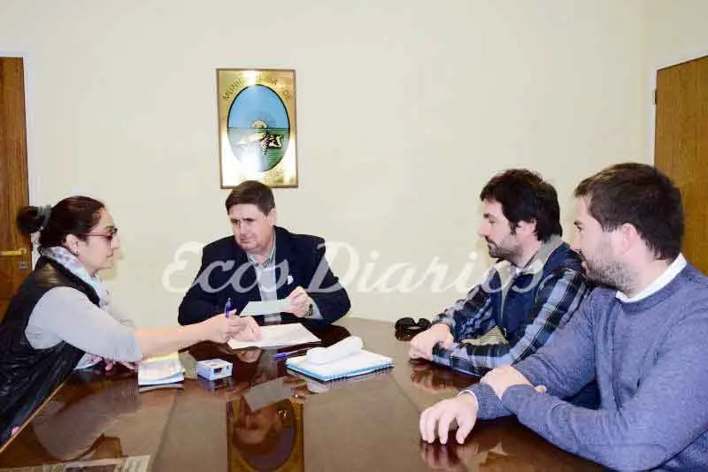 SAN CAYETANO: Gargaglione entregó $382.920 a Bomberos Voluntarios