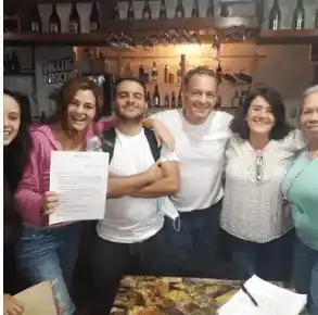Henry Soto en una lectura de la obra de su esposa. Foto Instagram