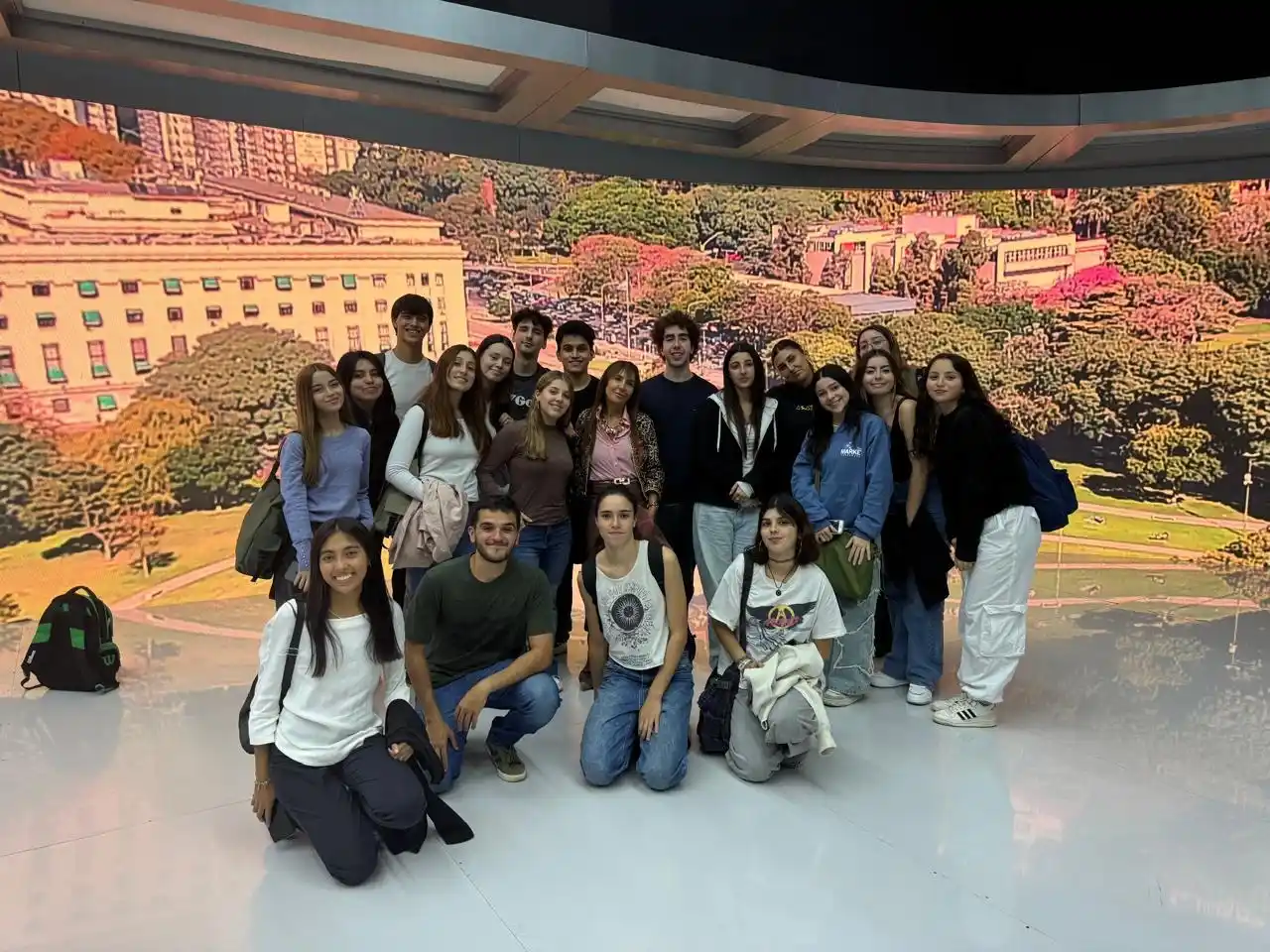 Los primeros acercamientos de los nuevos periodistas a los medios tradicionales, en una visita a la TV Pública.