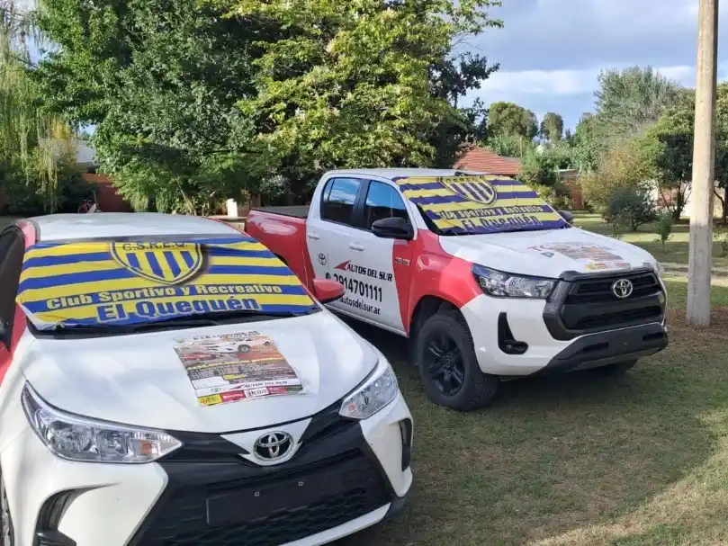Los vehículos que ofrece El Quequén en su  concurso, el Yaris que será sorteado entre los inscriptos anticipados y la Hilux 4x4 para el ganador