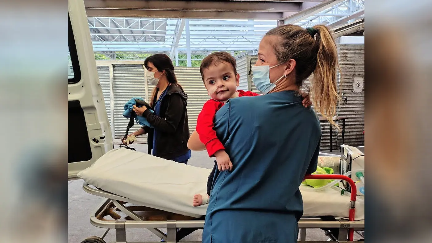 Feli junto a una de sus enfermeras, en el Hospital Garrahan.