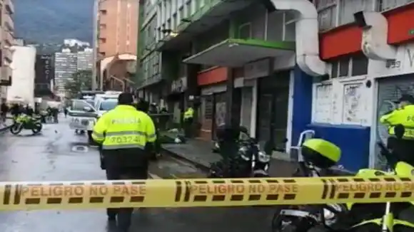 A TIROS Y EN PLENA LUZ DEL DÍA sicarios matan a dos venezolanos en un sector comercial de Bogotá