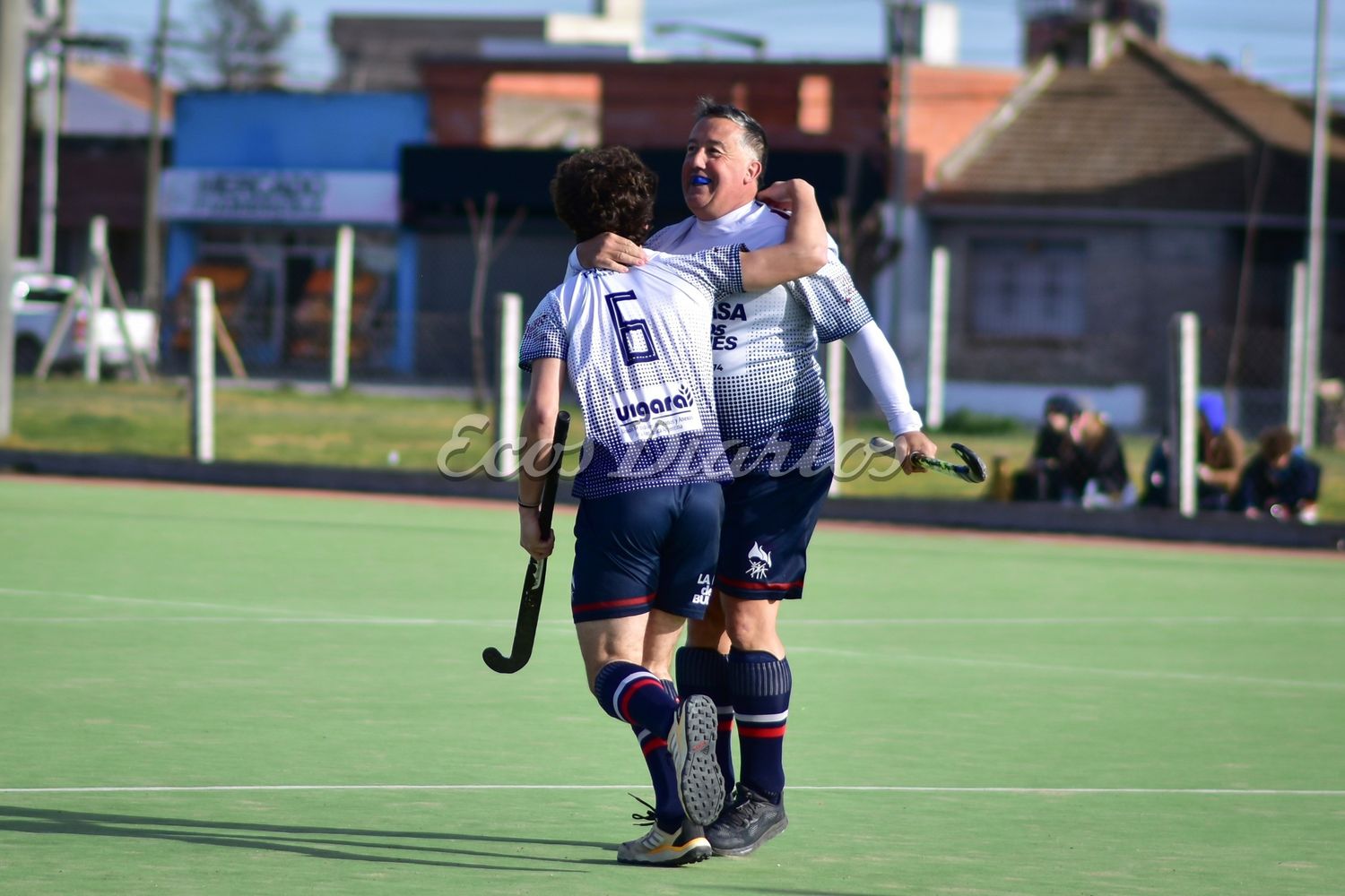Festejo de gol. Carlos “Chino” Giles con Francisco Larraburu
