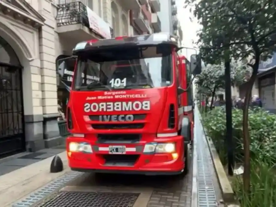 Un rayo cayó sobre un camión y el chofer está inconsciente | X (Gentilzas)