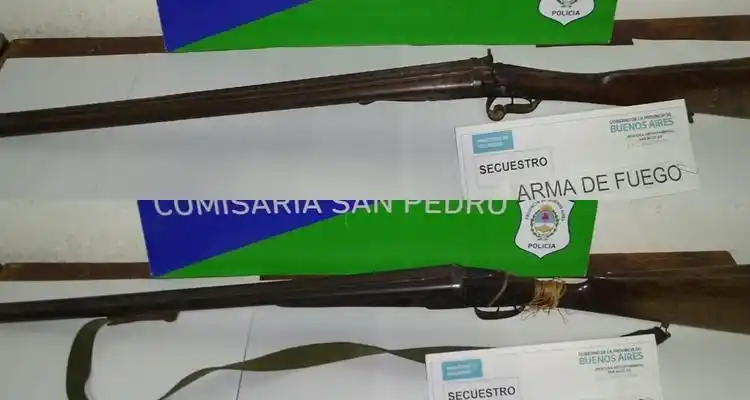 Allanaron dos domicilios por el asalto a una motociclista y secuestraron dos escopetas