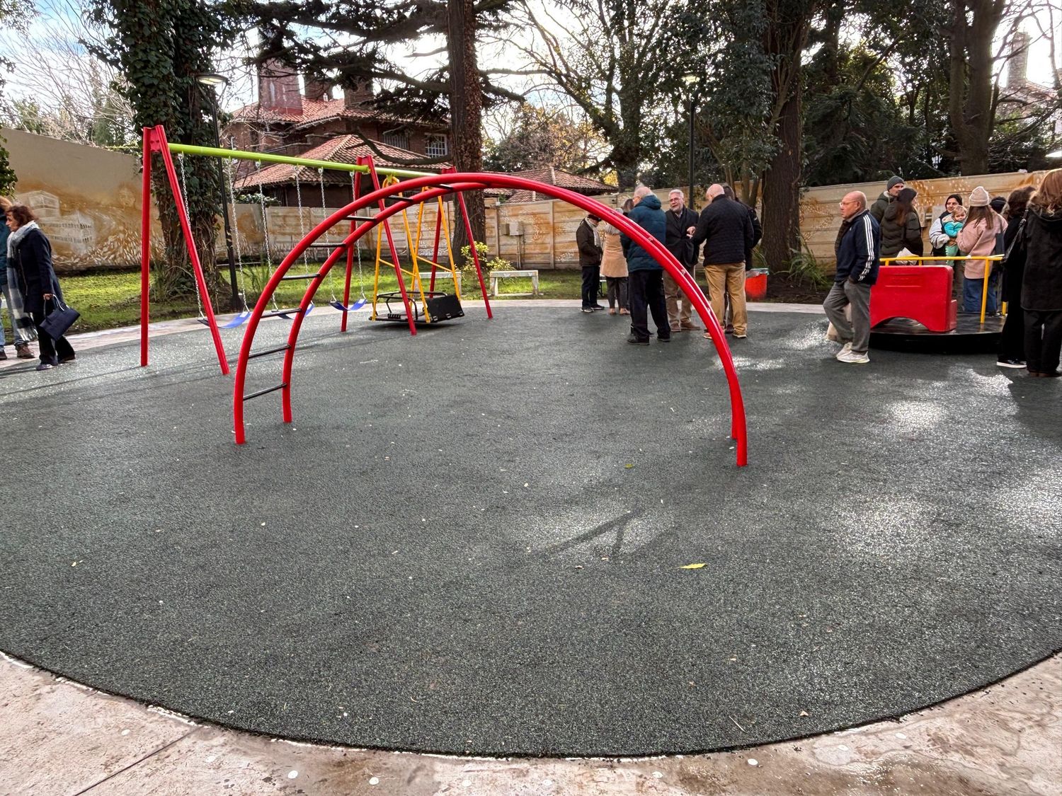 El espacio integra juego para los chicos, expresiones artísticas y árboles de cien años.