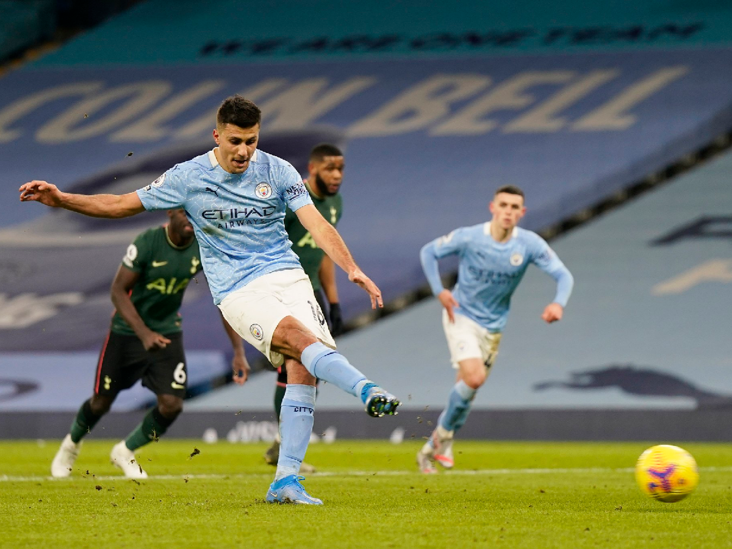 Manchester City goleó y se consolidó en el liderazgo