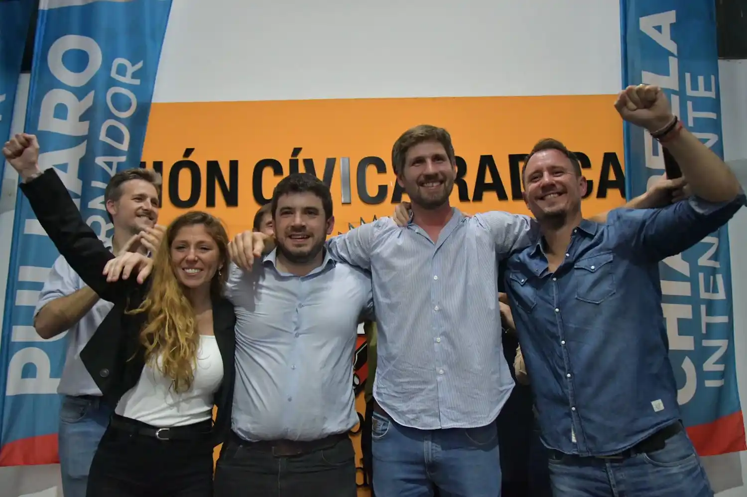 Sofía Galnares, Leonel Chiarella, Santiago Meardi y Juani Pellegrini, en los festejos. Más atrás, Leonardo Calaianov.