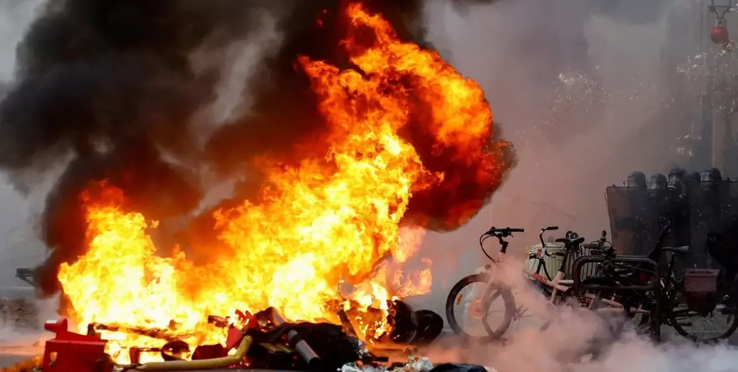 Brutales enfrentamientos en Francia entre la policía y manifestantes kurdos por el triple asesinato en París