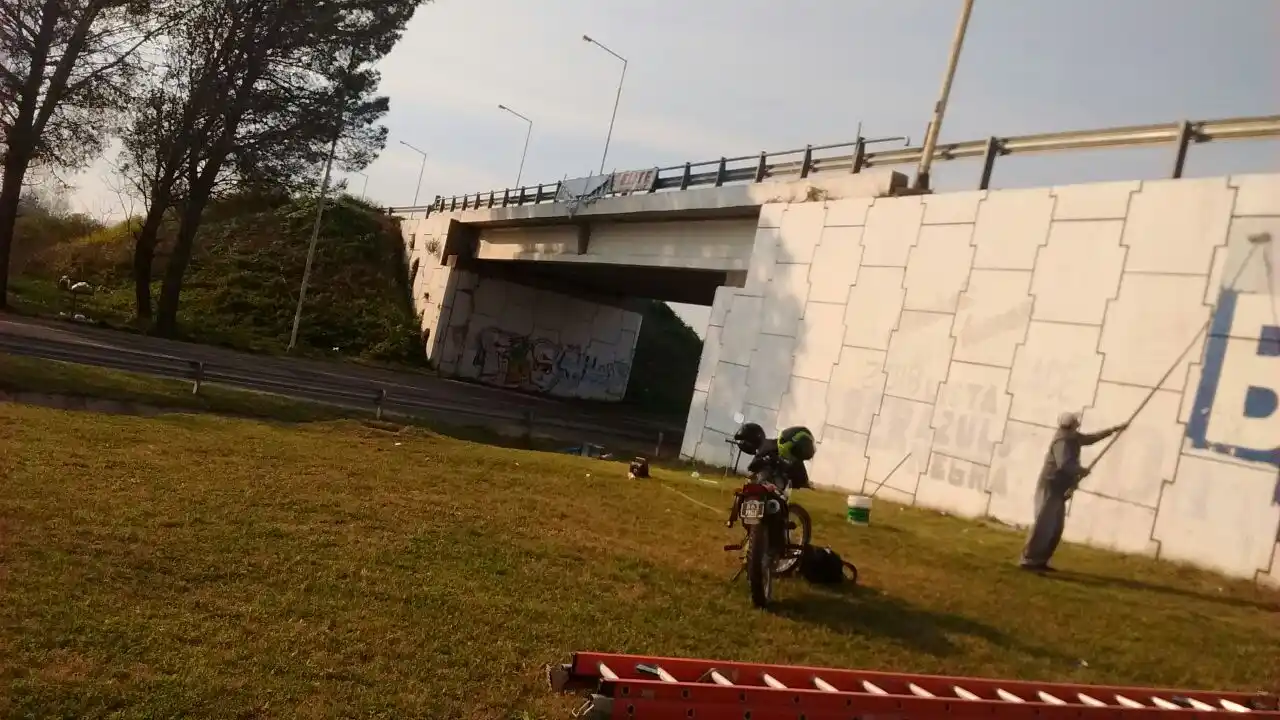 Intervención artística en el puente de Strobel