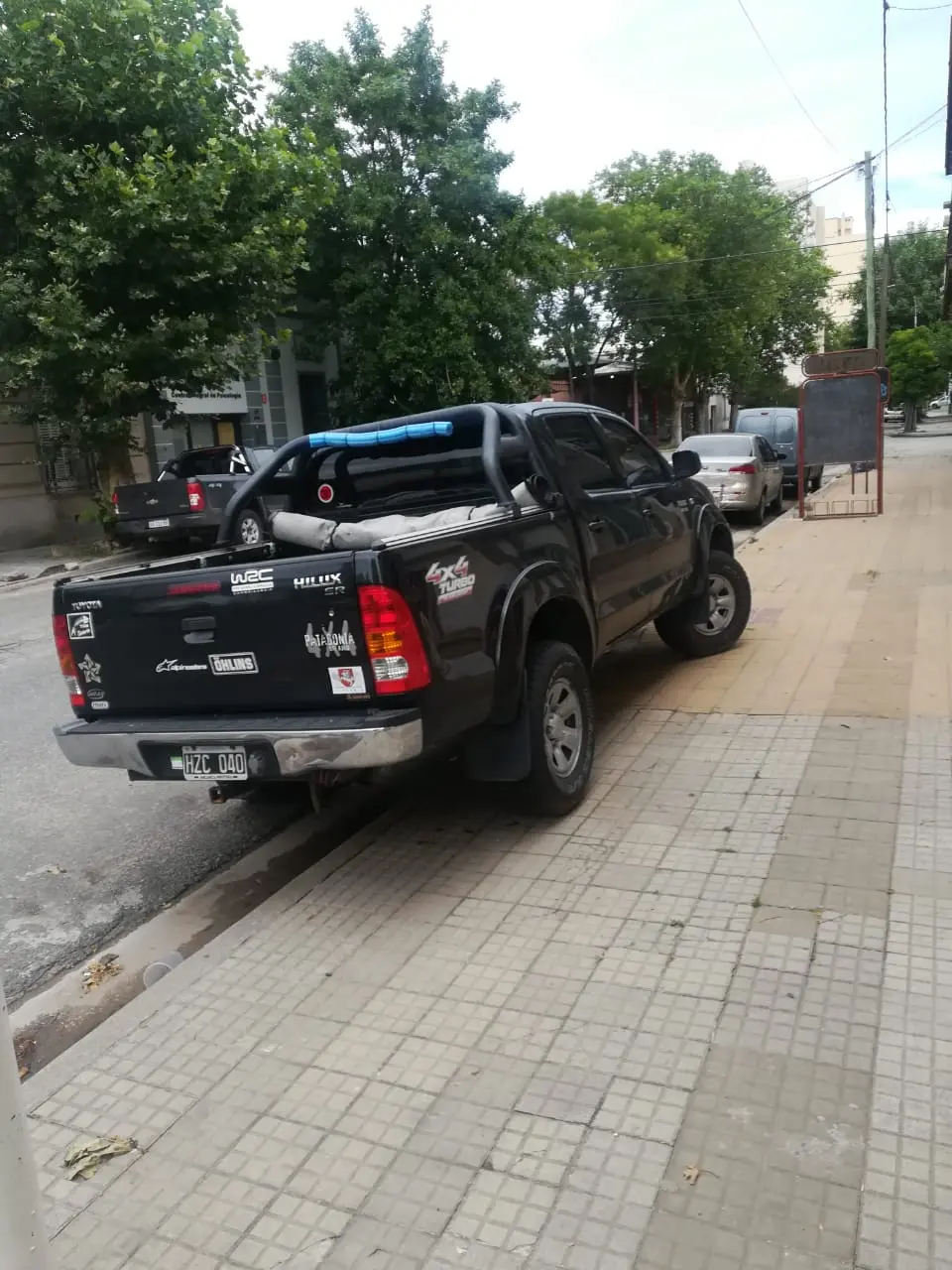 Lleva dos días parada arriba de la vereda