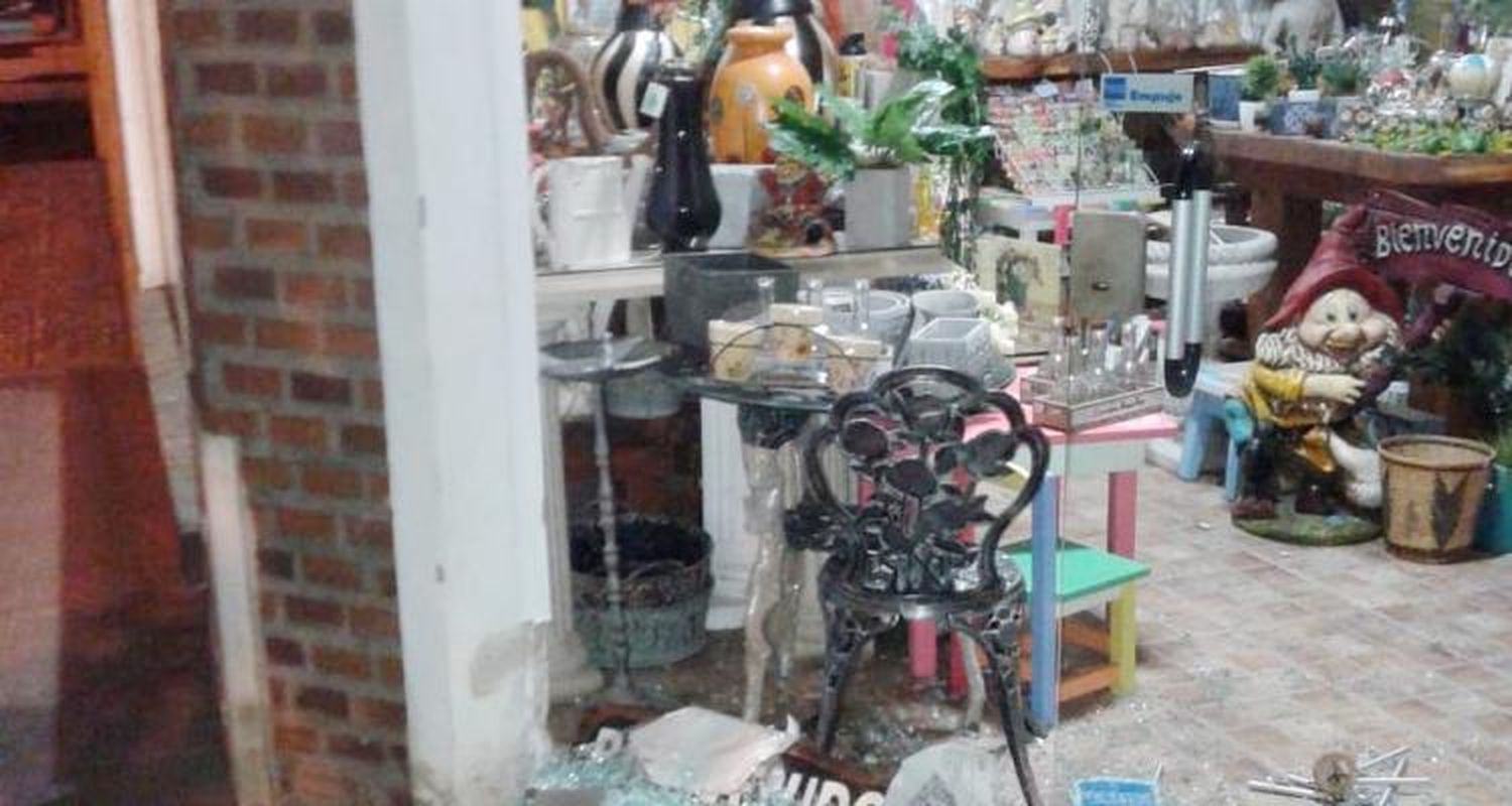 Rompen vidrieras, roban y saquean los negocios