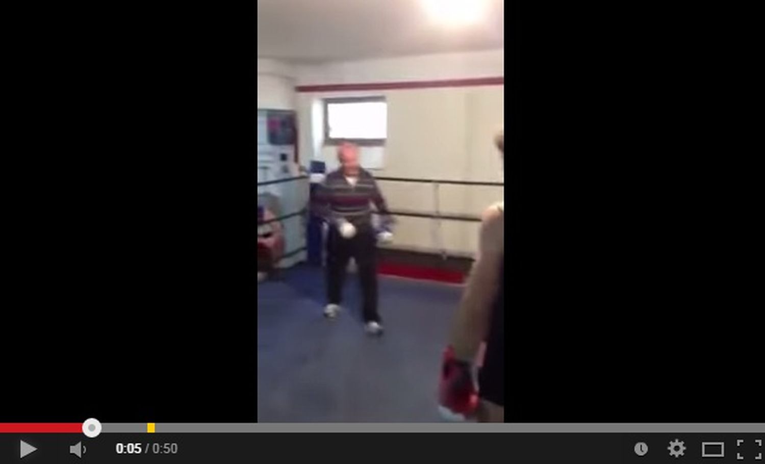 ¡Humille!Un anciano le da una lección de boxeo a un joven luchador