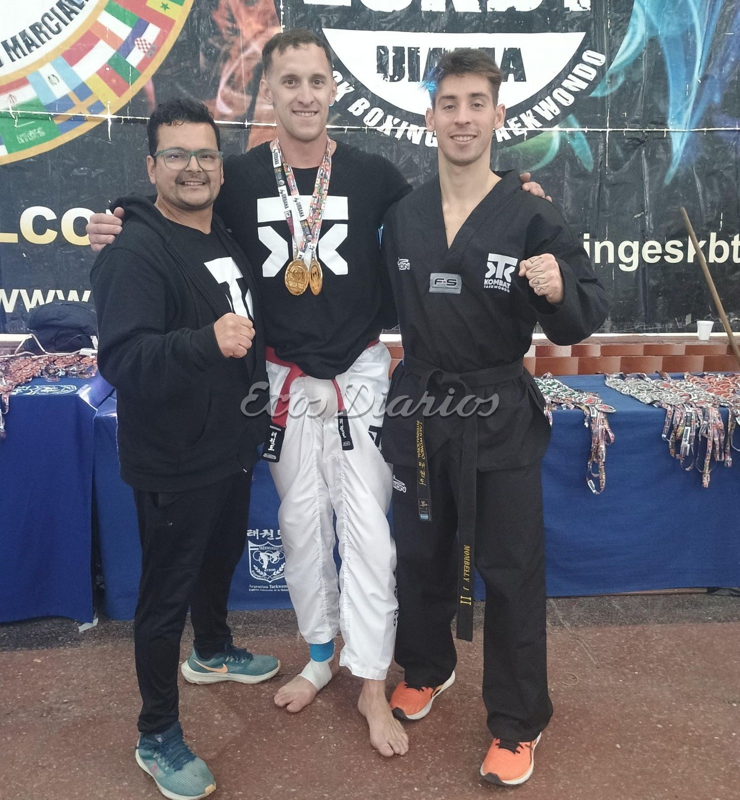 Kombat Taekwondo. De izquierda a derecha: Cristian Carrizo, Bernardo Martínez, Juan Mombelly