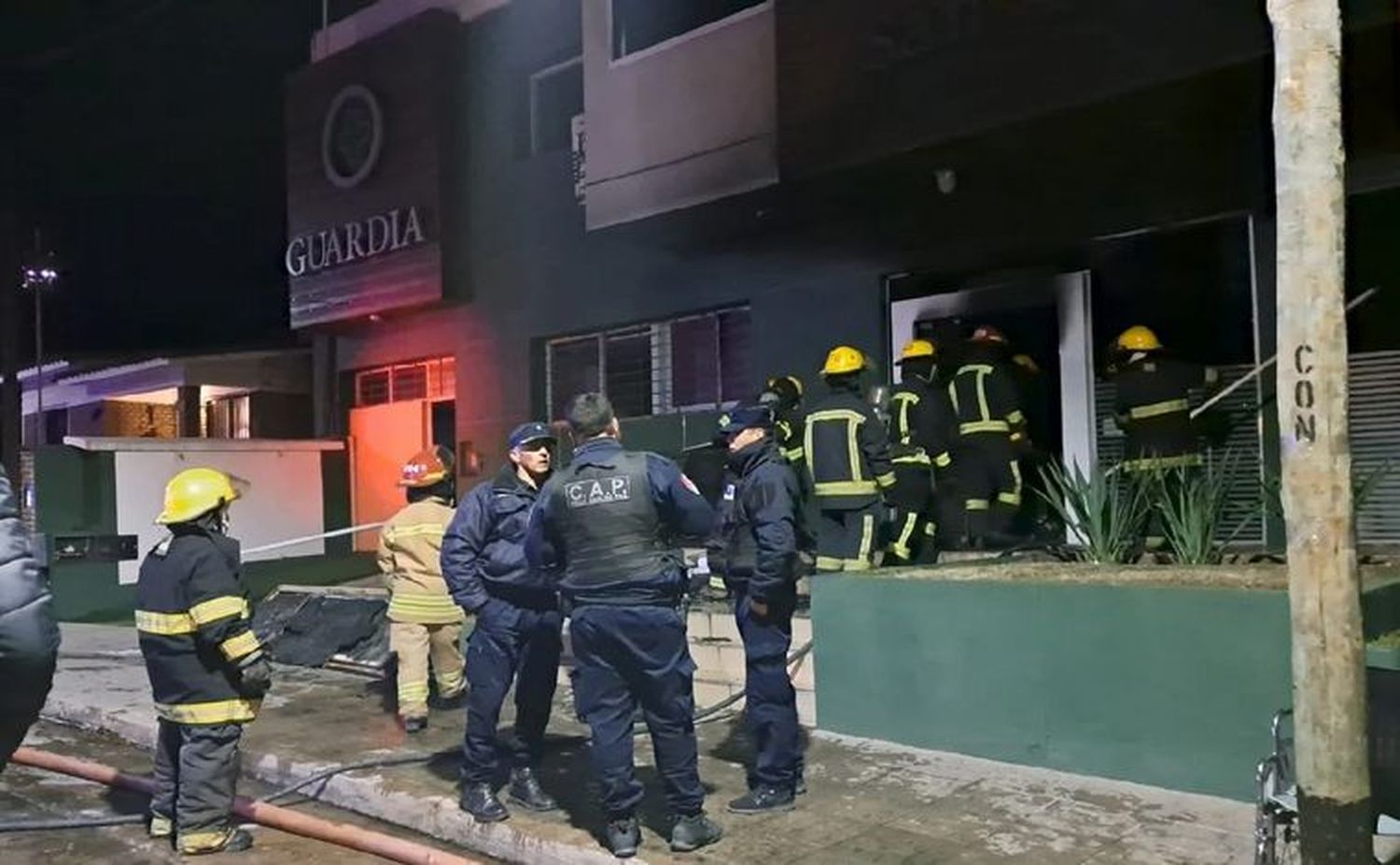 El siniestro requirió la intervención inmediata de dotaciones de bomberos y Defensa Civil.