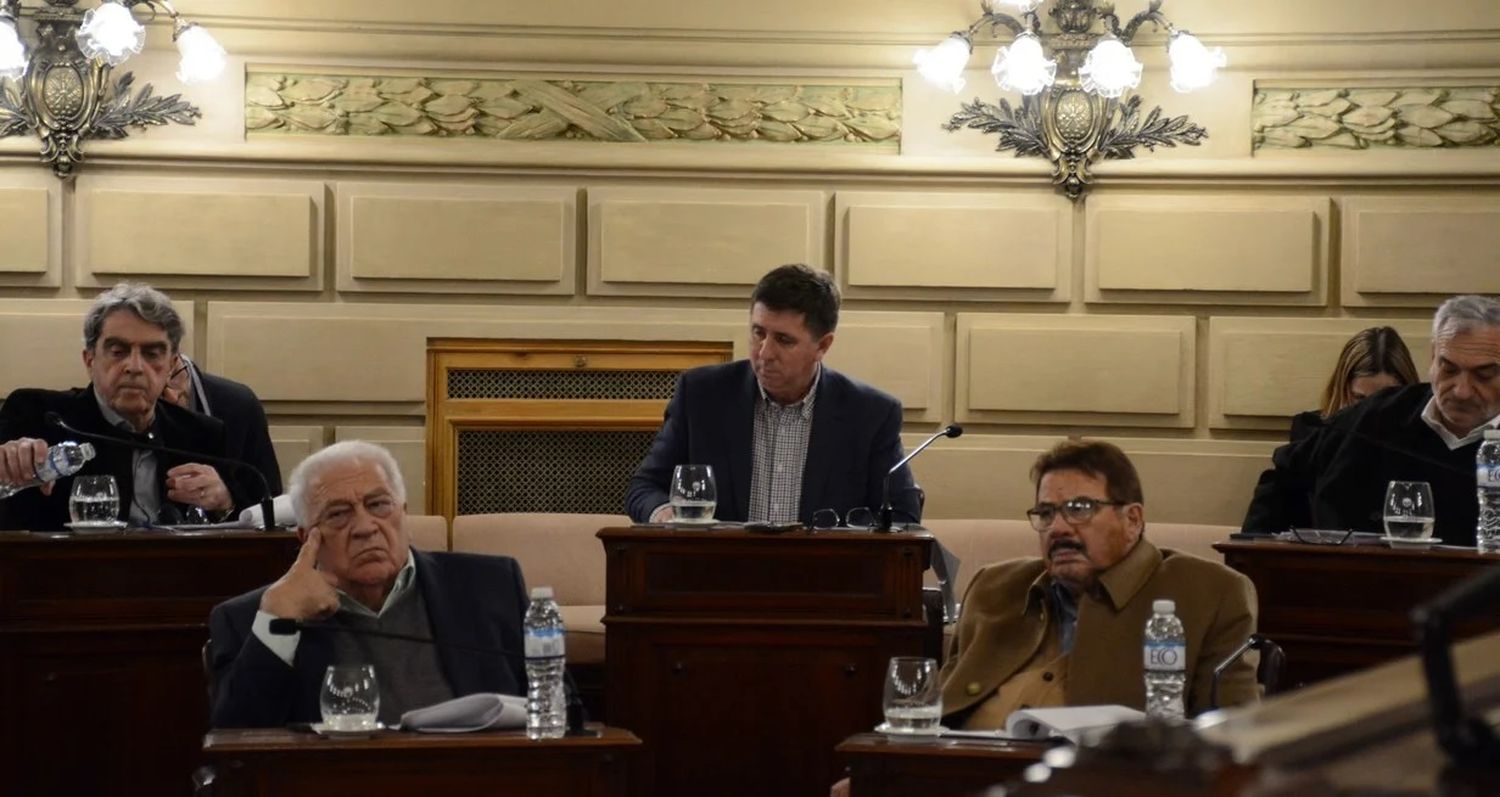 El Bloque Justicialista del Senado de Santa Fe. En el centro, su presidente Rubén Pirola (Las Colonias), flanqueado por Armando Traferri (San Lorenzo) y Alcides Calvo (Castellanos). Abajo, Osvaldo Hugo Sosa (Vera) y Eduardo Rosconi (Caseros). Gentileza Cámara de Senadores