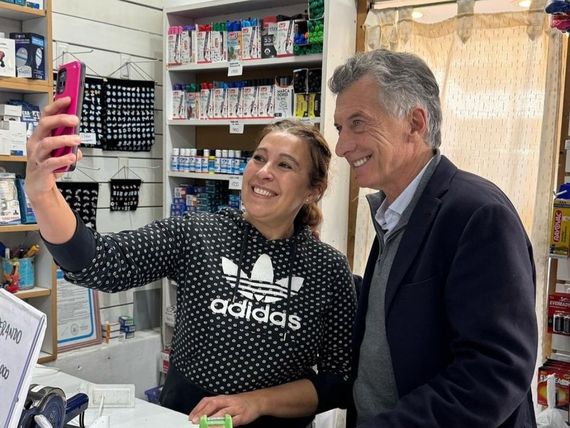 El álbum de fotos de Mauricio Macri durante su visita a Tandil: saludó y se fotografío con comerciantes