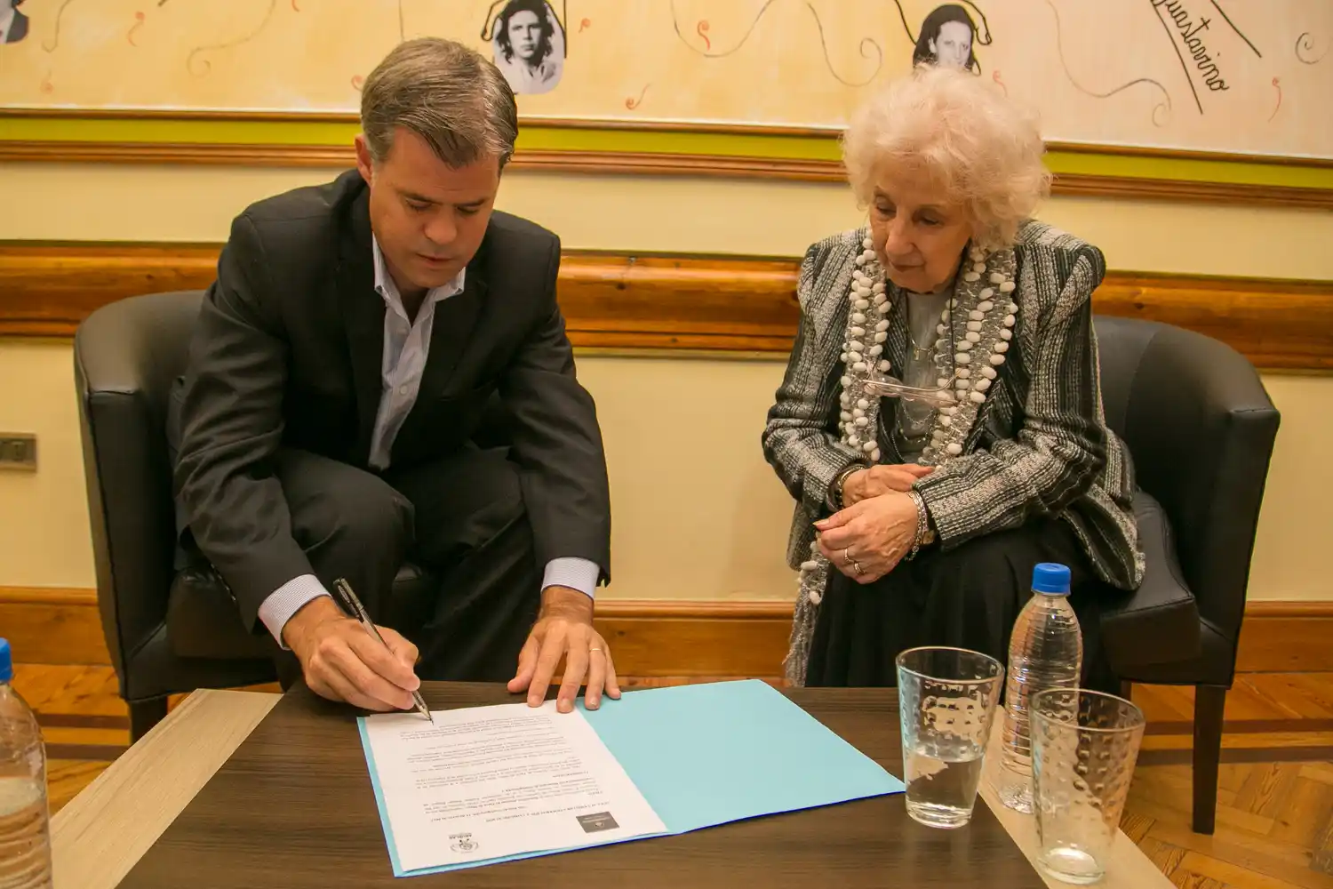 Piaggio y Estela de Carlotto firmaron un documento para luchar por los Derechos Humanos