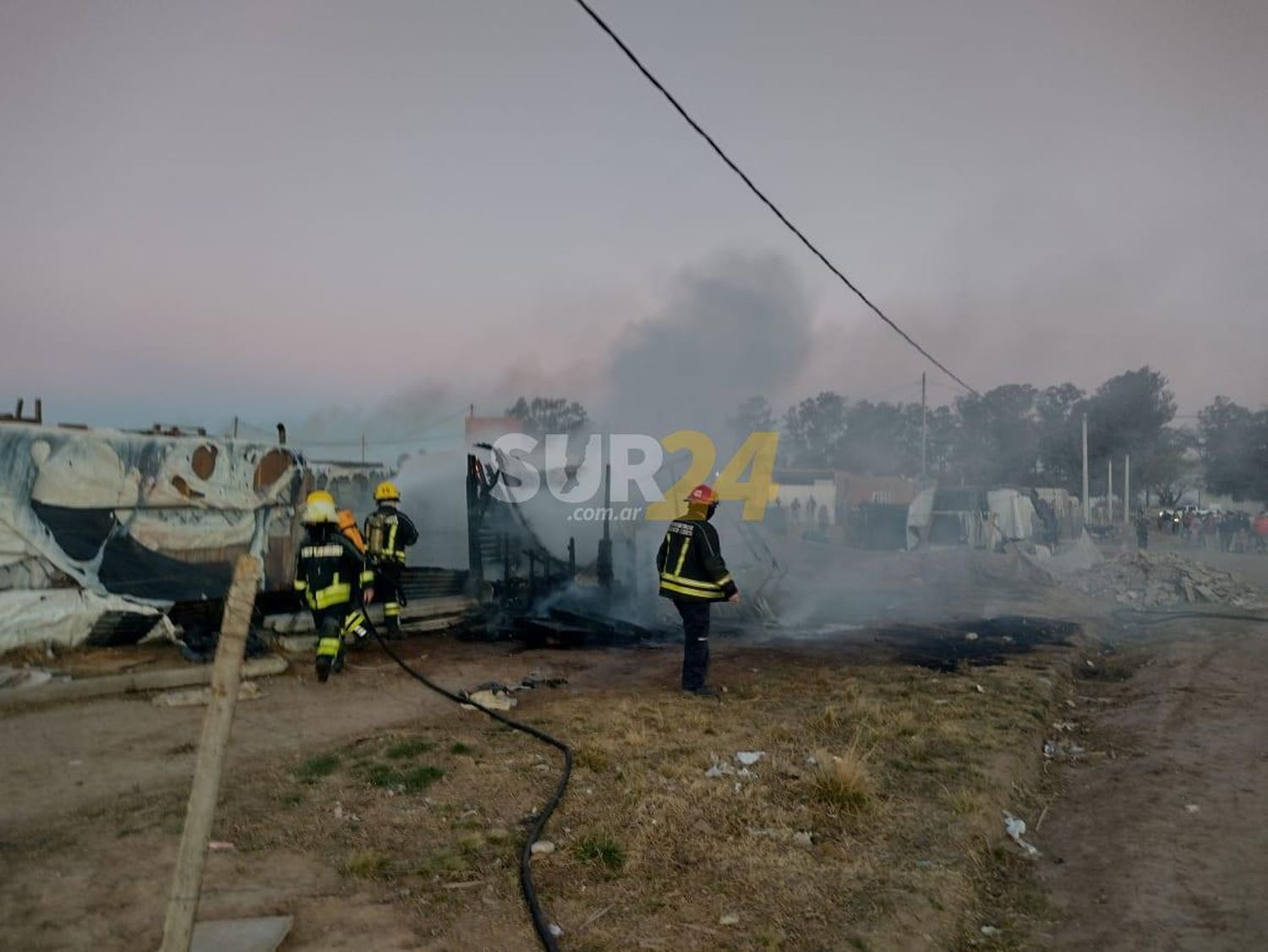 Incendio de precaria vivienda y tres accidentes este miércoles
