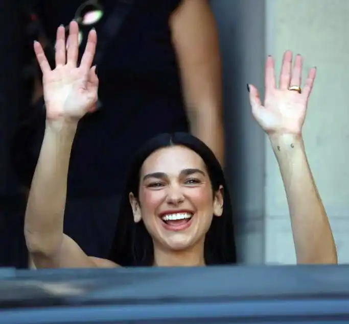 Dua Lipa saluda a sus fans en Chile.