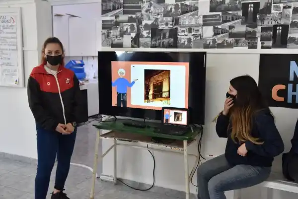 Estudiantes de la escuela secundaria municipal exhibieron una muestra estática en el marco de la semana de las artes
