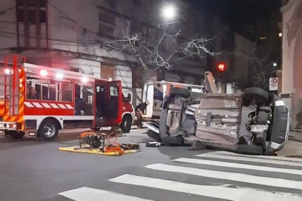 Impactante choque y vuelco en el centro rosarino