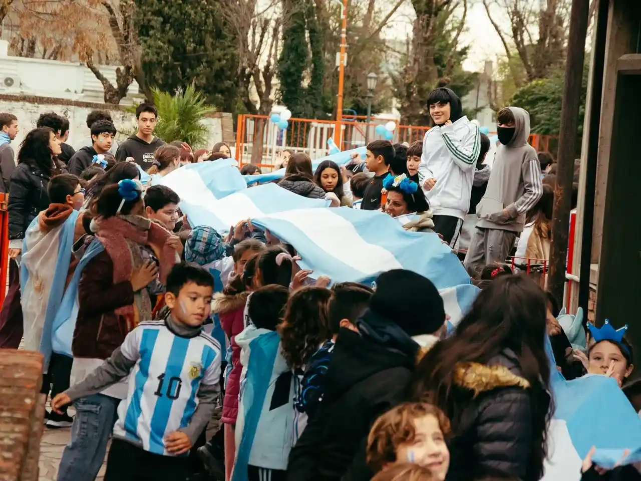 El patio se tiñó de los colores argentinos