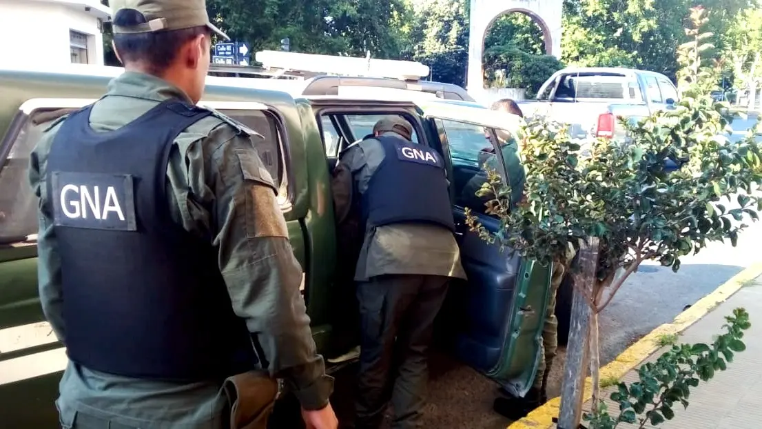 Personal de Gendarmería se dispone a trasladar al acusado del ilícito, tras la declaración indagatoria