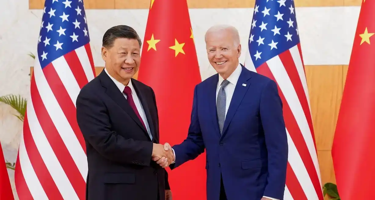 Xi Jinping y Joe Biden en la cumbre del G20 de 2022 en Indonesia. Crédito: Kevin Lamarque/Reuters