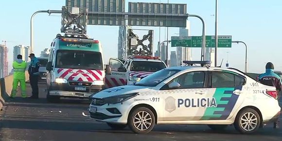 Trágico accidente en la Autopista Buenos Aires-La Plata: murió un motociclista tras chocar contra un camión