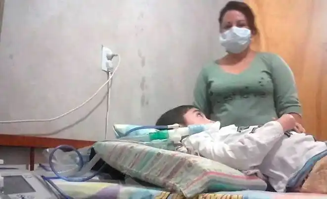 Tienen un hijo electrodependiente y les sacaron la tarifa social de luz