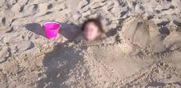 Enterraron a su hija de 2 años en la arena para meterse al mar: Estaba insolada