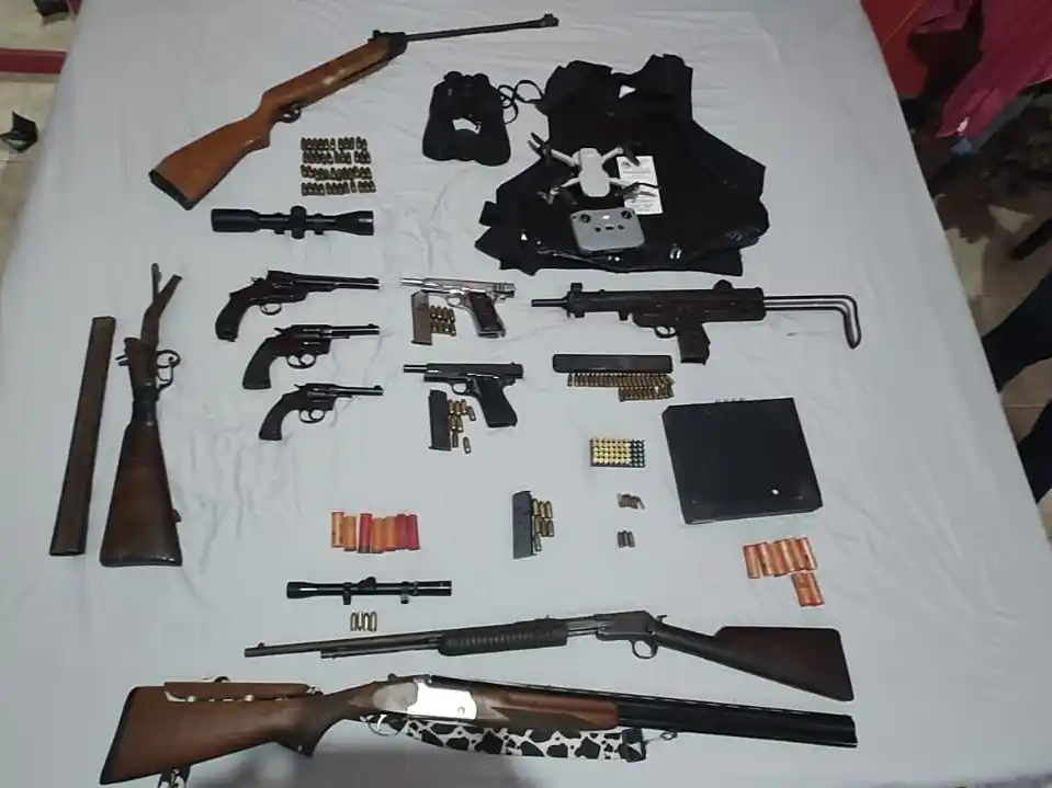 Parte de las armas incautadas por la policía.