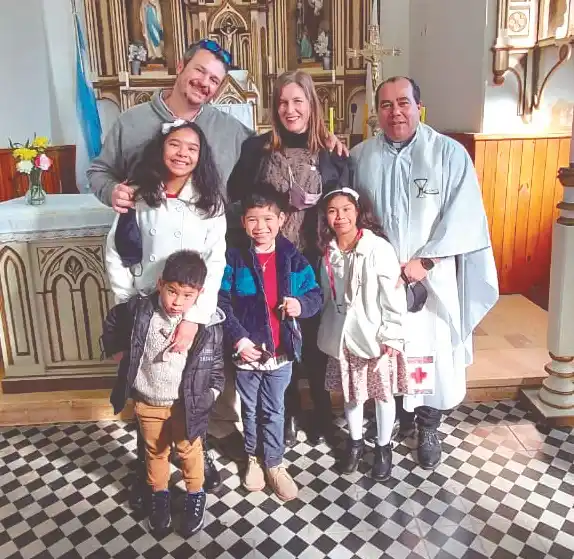 Adoptaron cuatro niños y a casi dos años están felices por esa decisión