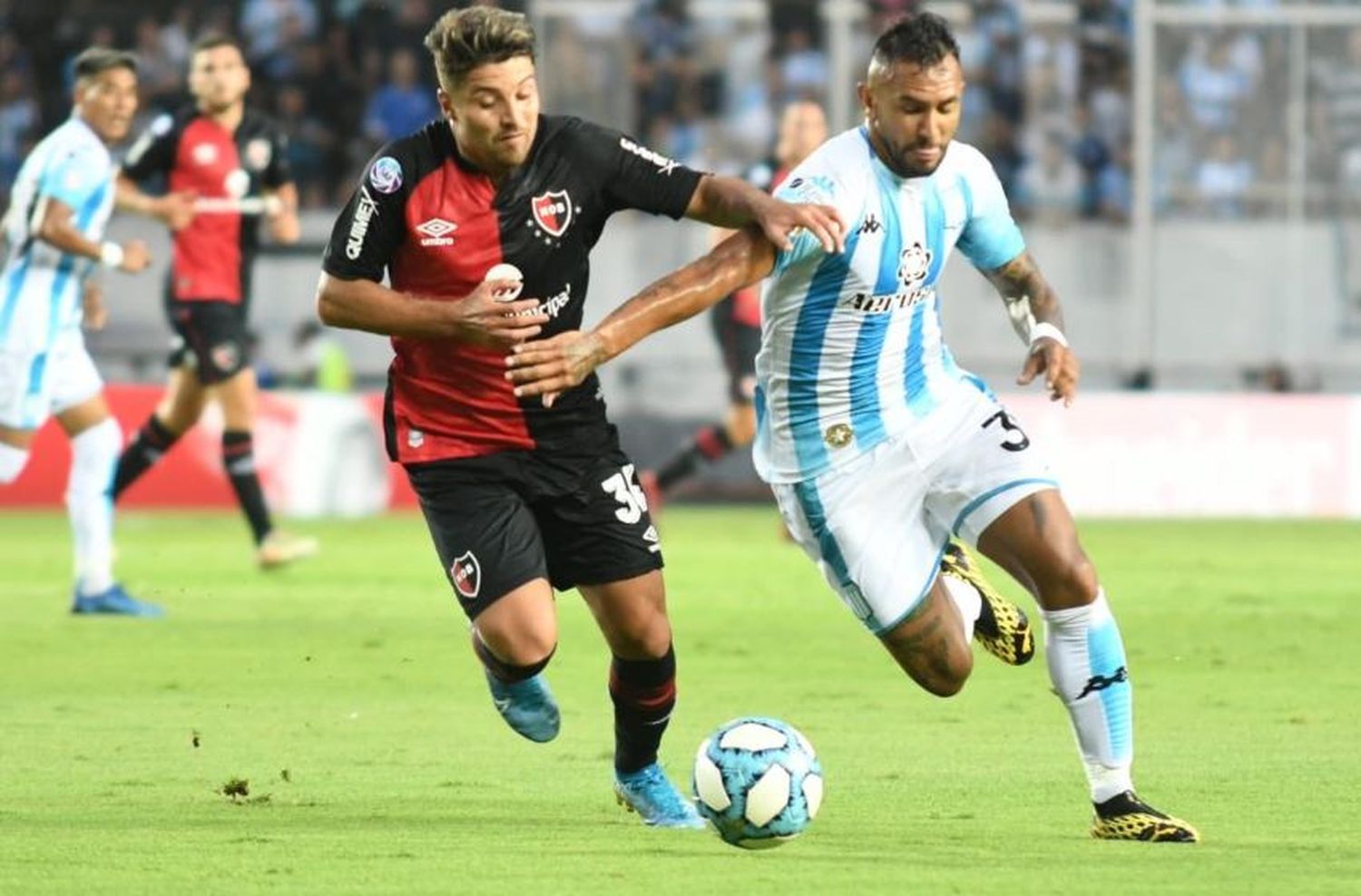 Con un tramo final de ida y vuelta, Newell’s rescató un valioso punto de su visita a Racing