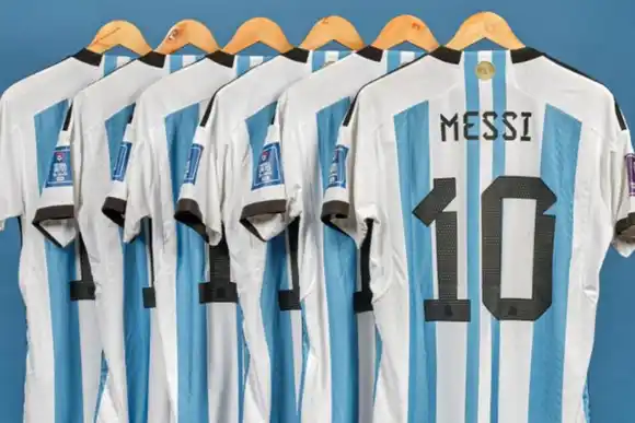 Pago millonario por seis camisetas que usó Messi en Qatar 2022