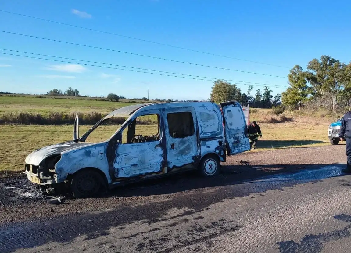 Un utilitario se incendió sobre la Ruta 12 cerca de Lucas González