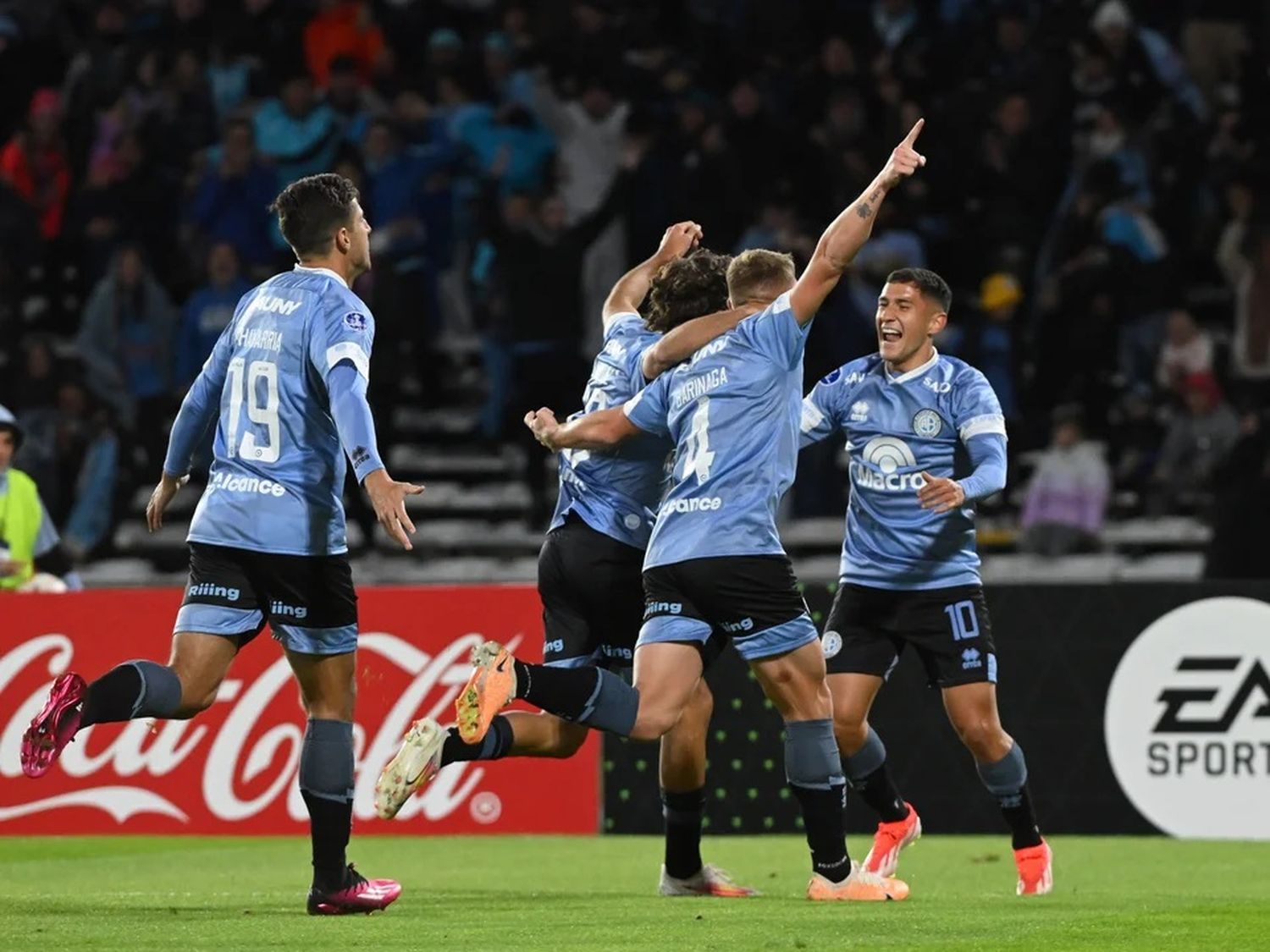 Juan Velázquez festeja el primer gol de Belgrano ante el Real Tomayapo