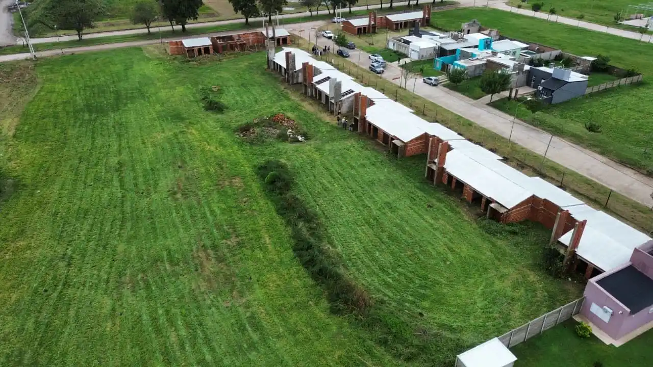 Provincia retomó la obra de 28 viviendas en el barrio 2 de Abril que Nación abandonó