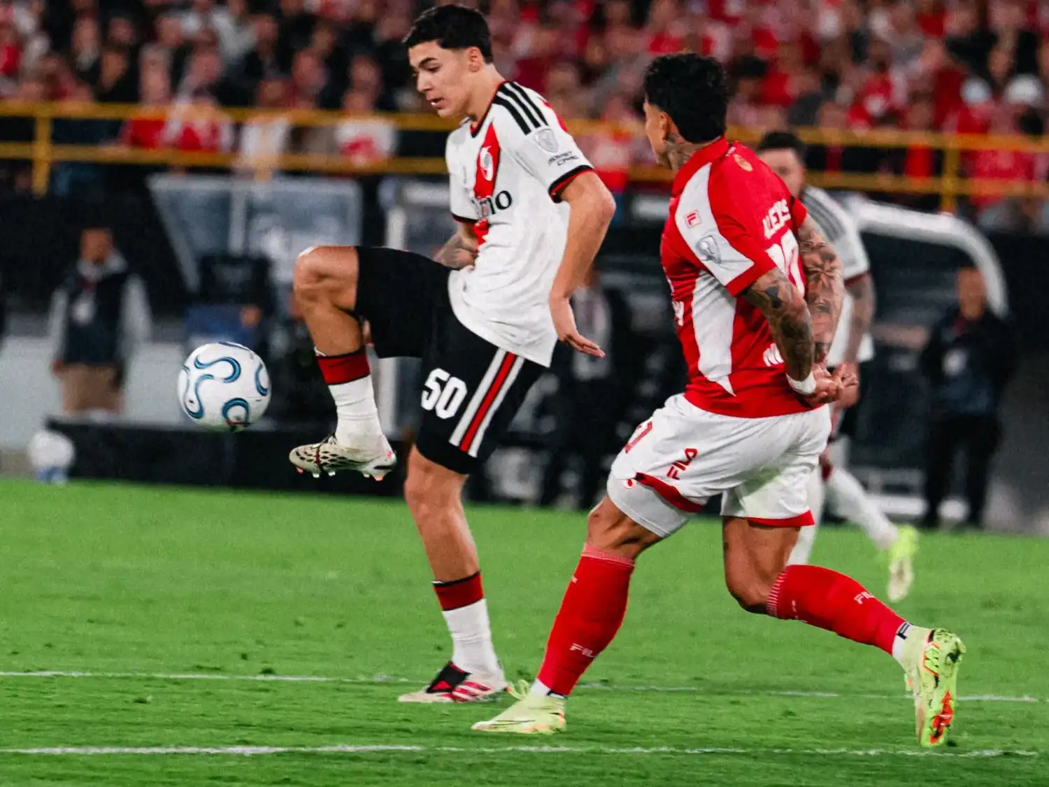 Andrada se desprende de la pelota.